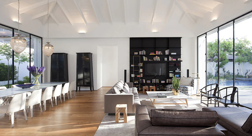 מבט לסלון ממנו משקיפים לבריכה