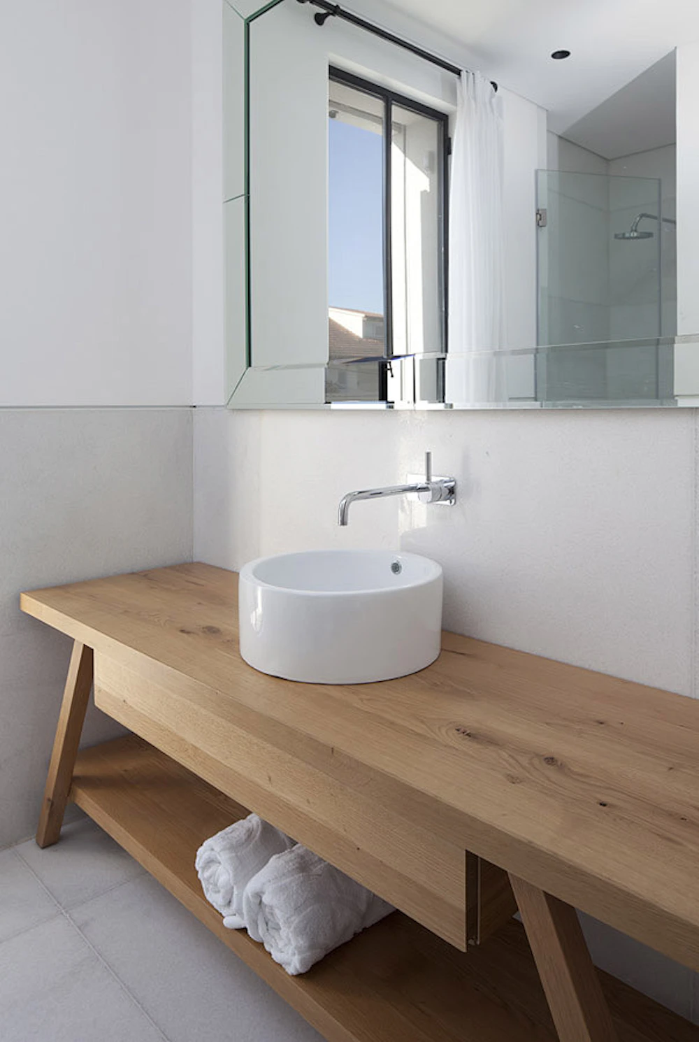 חדר רחצה משיש לבן של הילדים