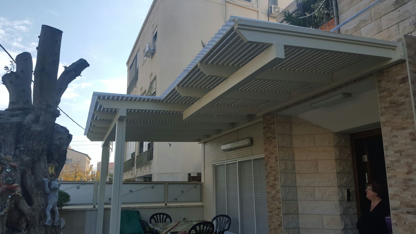 דלתות, פרגולות, פרקטים, דקים ודשא סינטטי