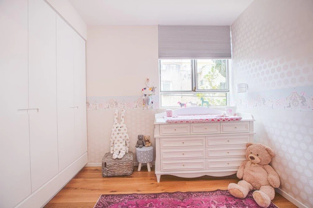 חדר ילדים עם טפט ובובות