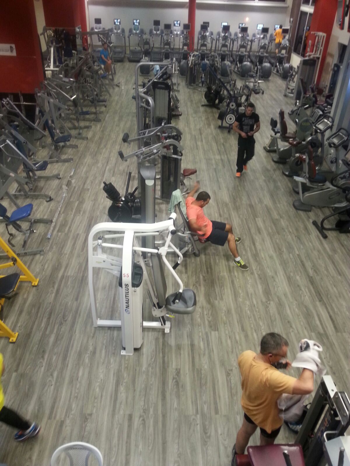 דלתות, פרגולות, פרקטים, דקים ודשא סינטטי