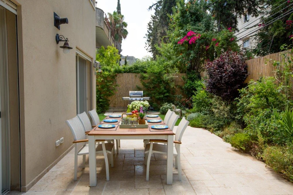 חצר עם צמחיה ירוקה