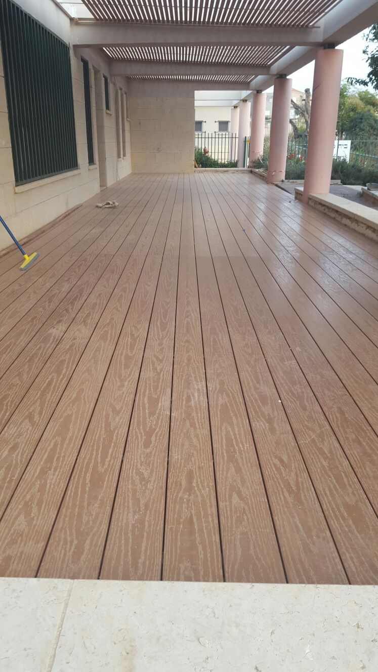 דלתות, פרגולות, פרקטים, דקים ודשא סינטטי