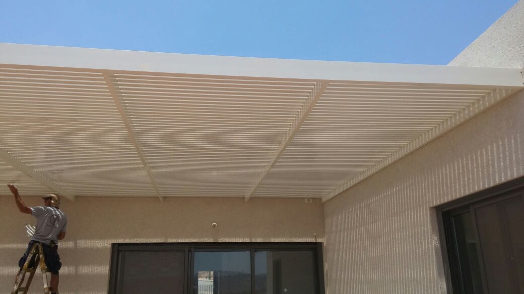 דלתות, פרגולות, פרקטים, דקים ודשא סינטטי