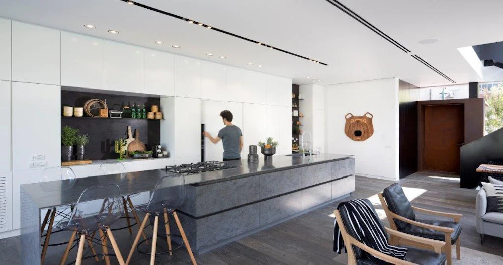 מטבח בגווני שחור ולבן