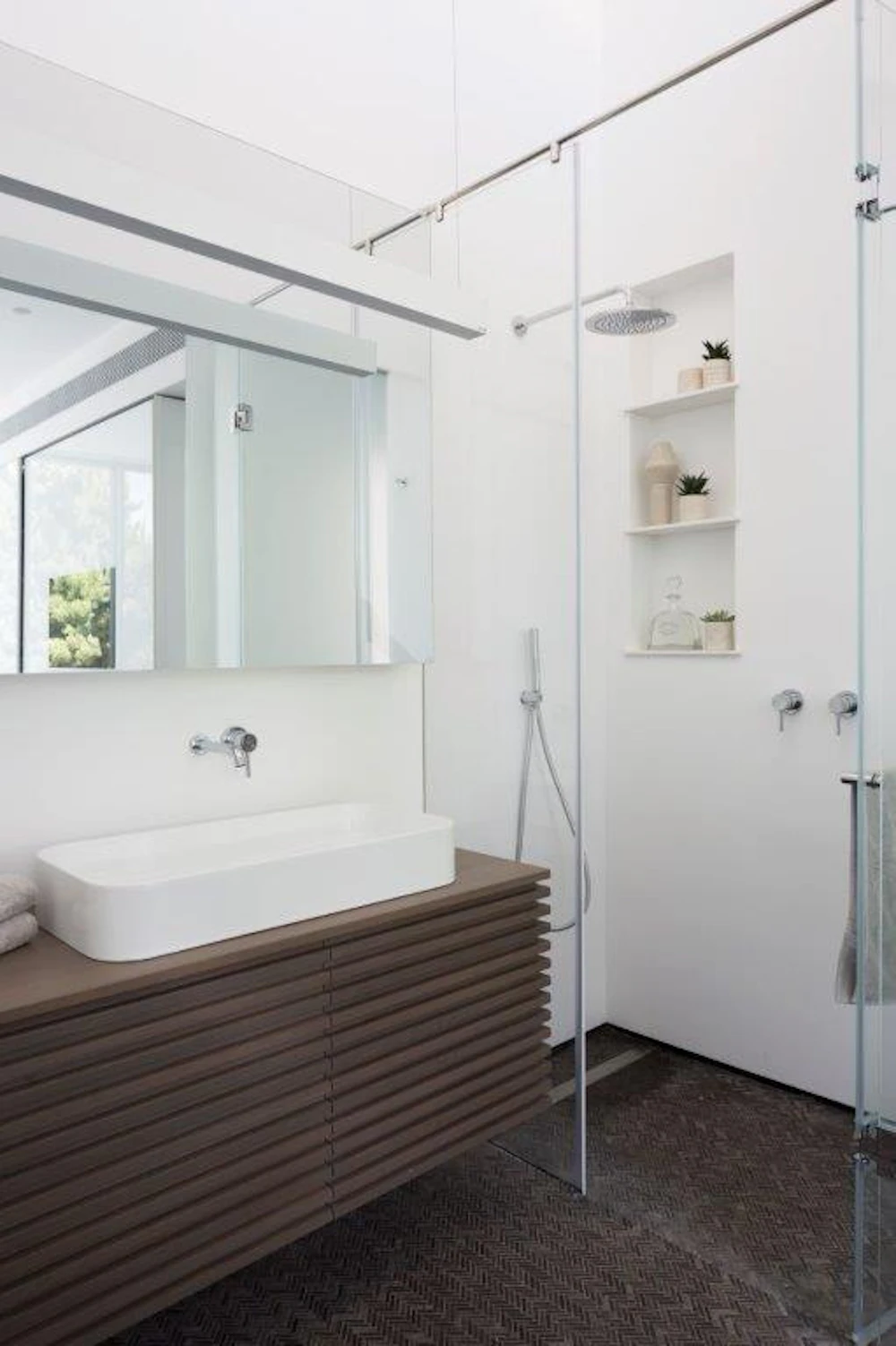 חדר רחצה לבן