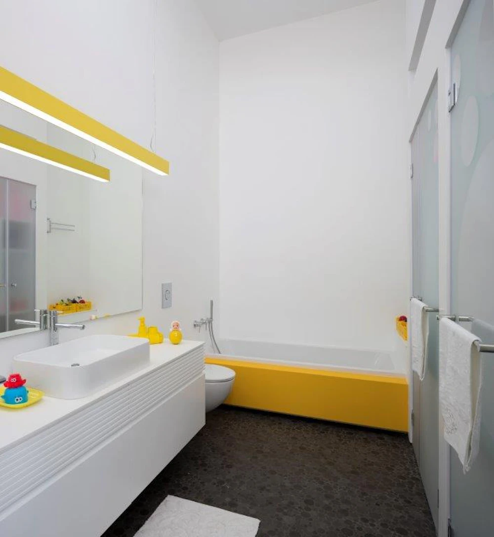 חדר רחצה לבן עם גוונים צהובים