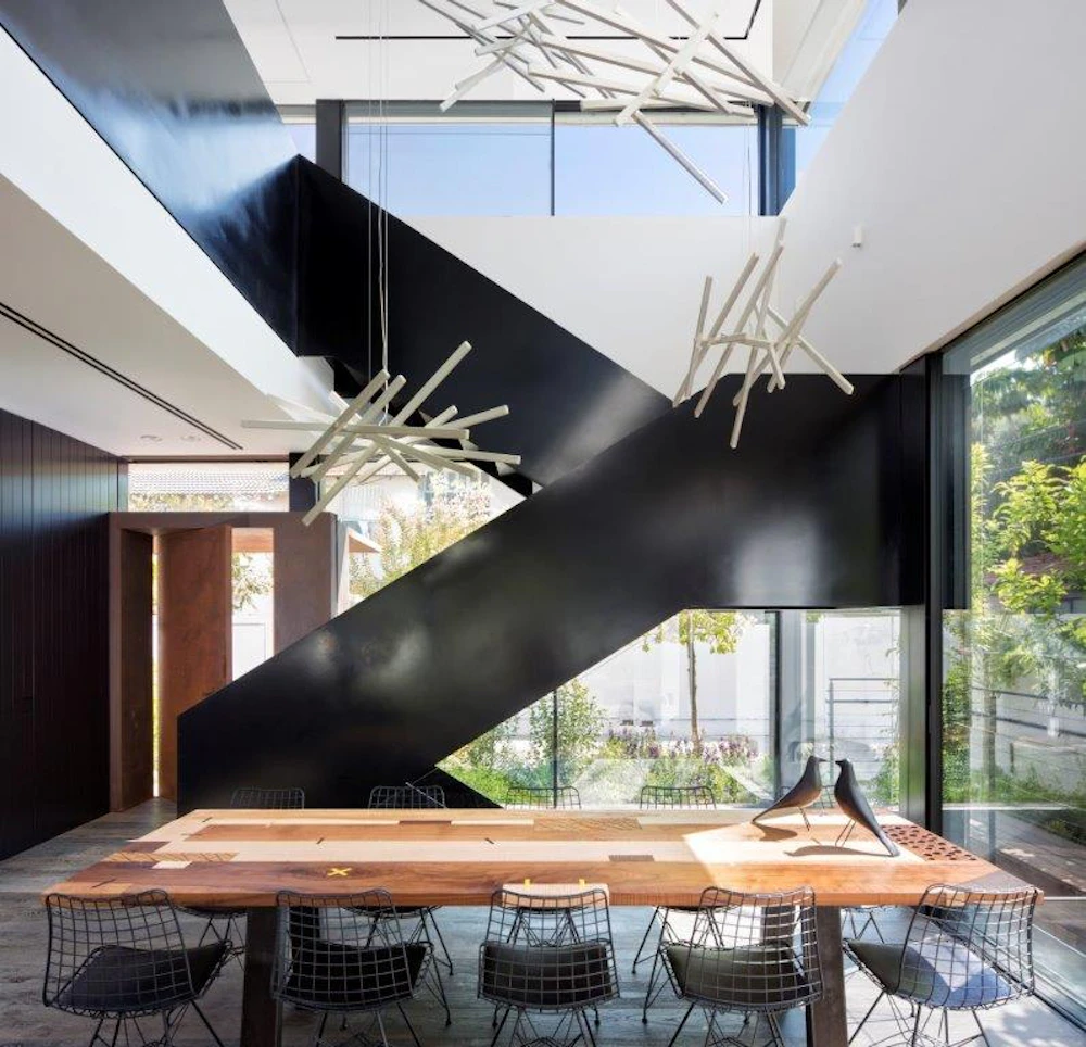 פינת אוכל עם שולחן עץ וגוף תאורה גדול