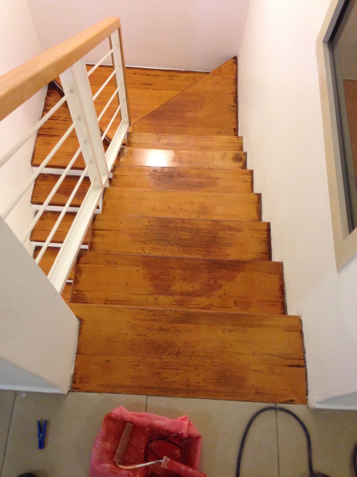 שיפוץ מדרגות ומעקות בגימור רטרו