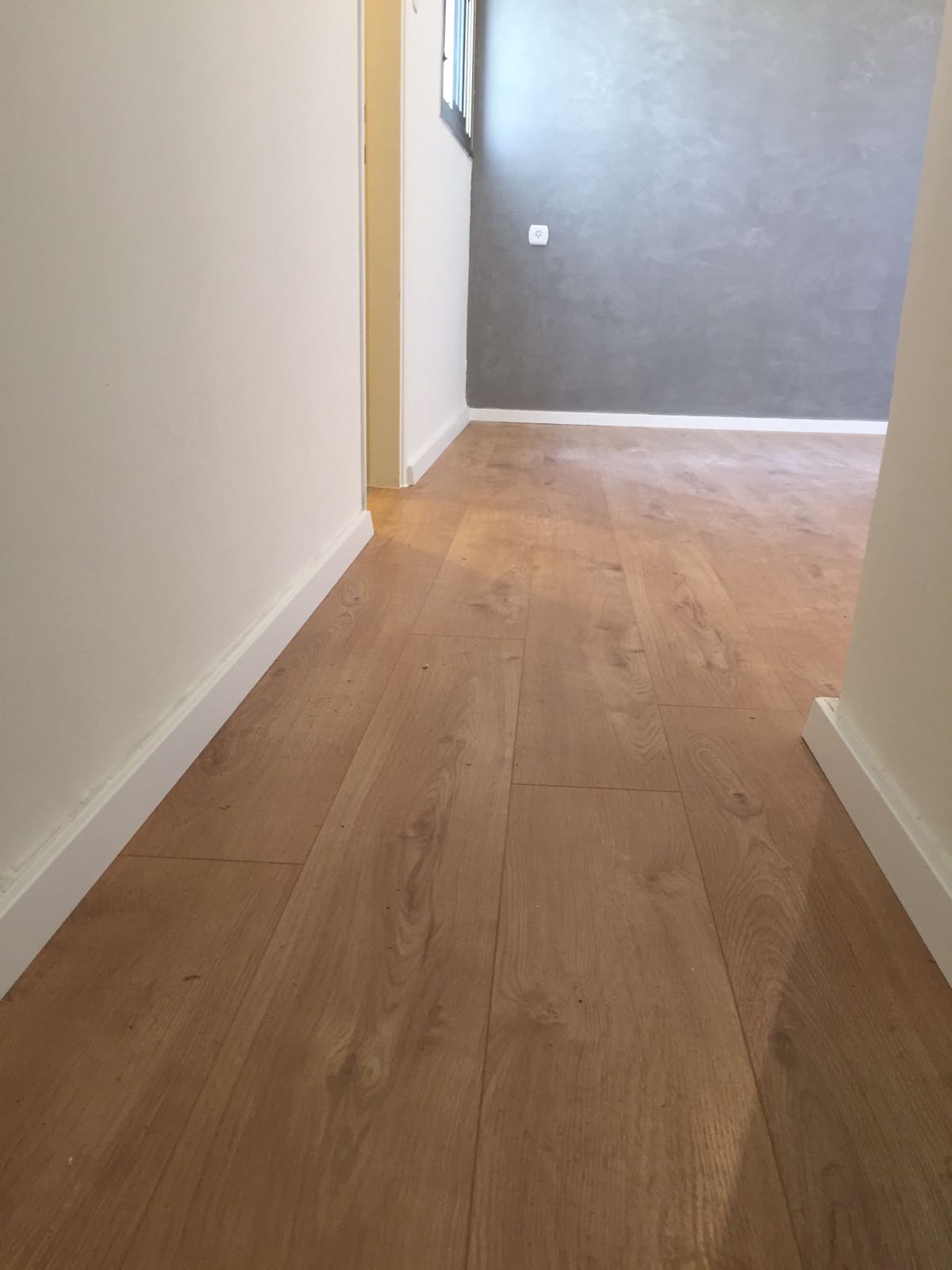 עבודות פרקטים למשרדים ולבתים פרטיים