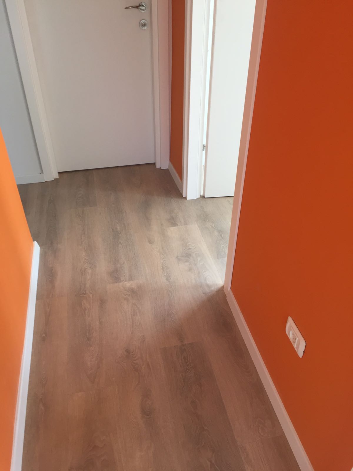 עבודות פרקטים למשרדים ולבתים פרטיים