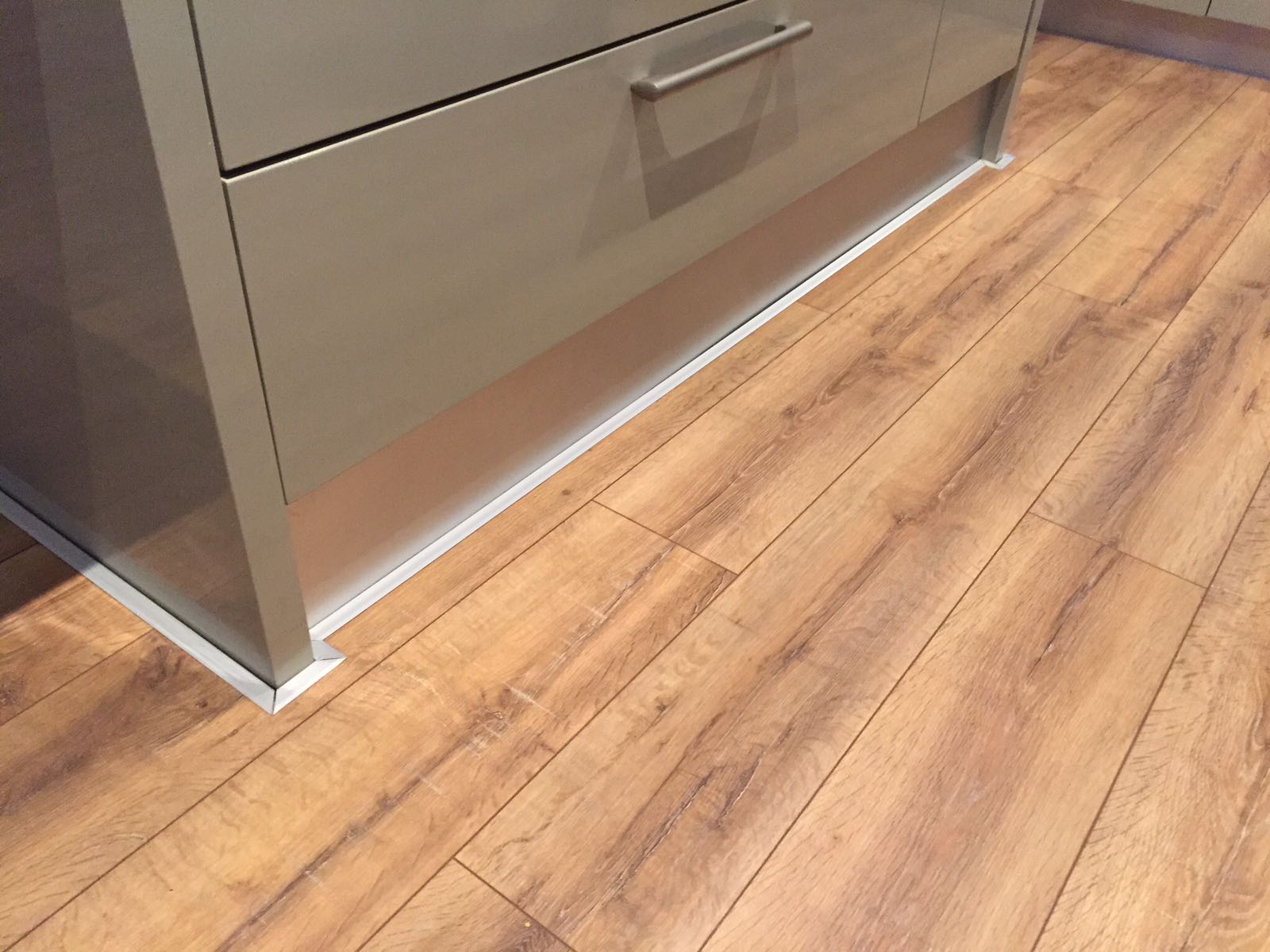 עבודות פרקטים למשרדים ולבתים פרטיים