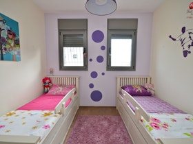 2 מיטות יחיד בחדר ילדים