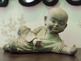 פסל של ילד סיני