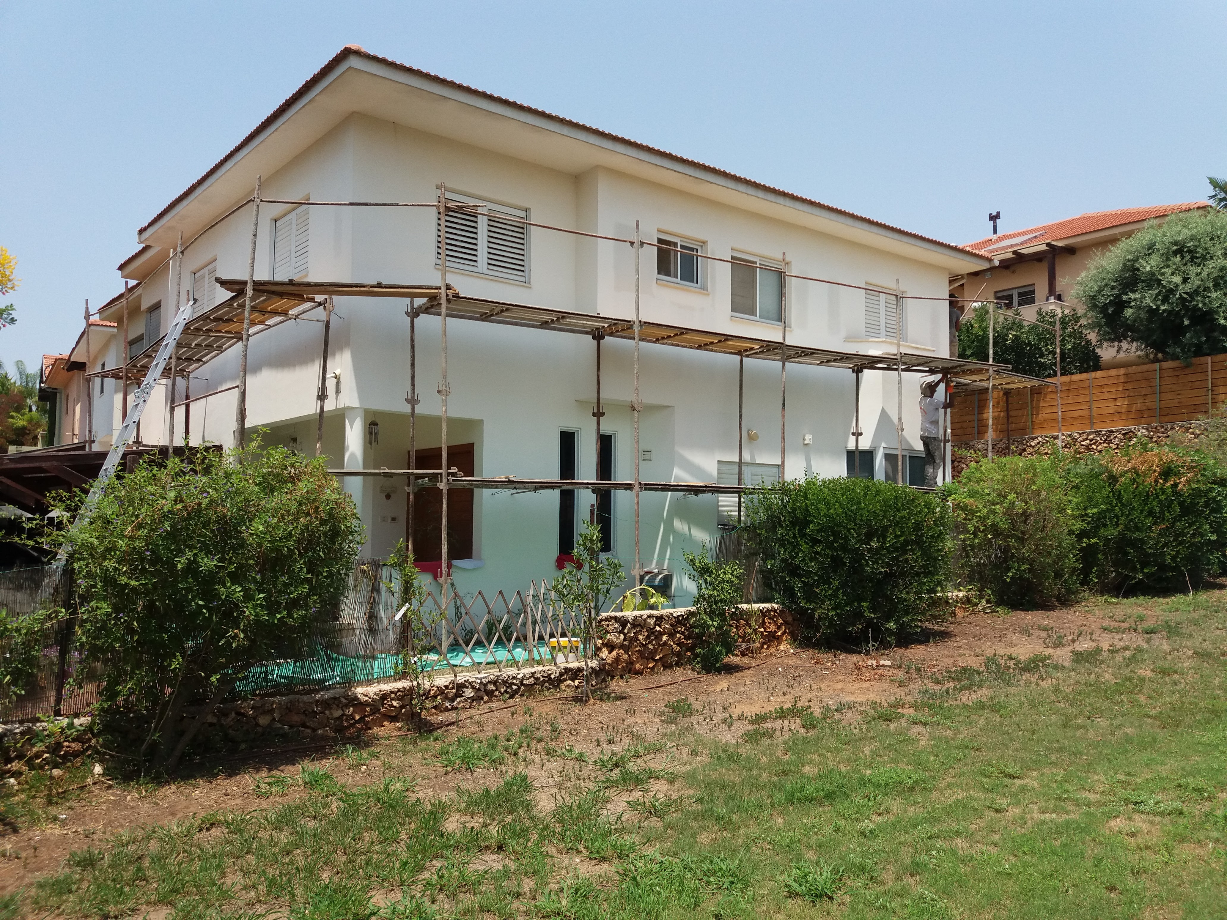 עבודות חוץ טייח צבעוני