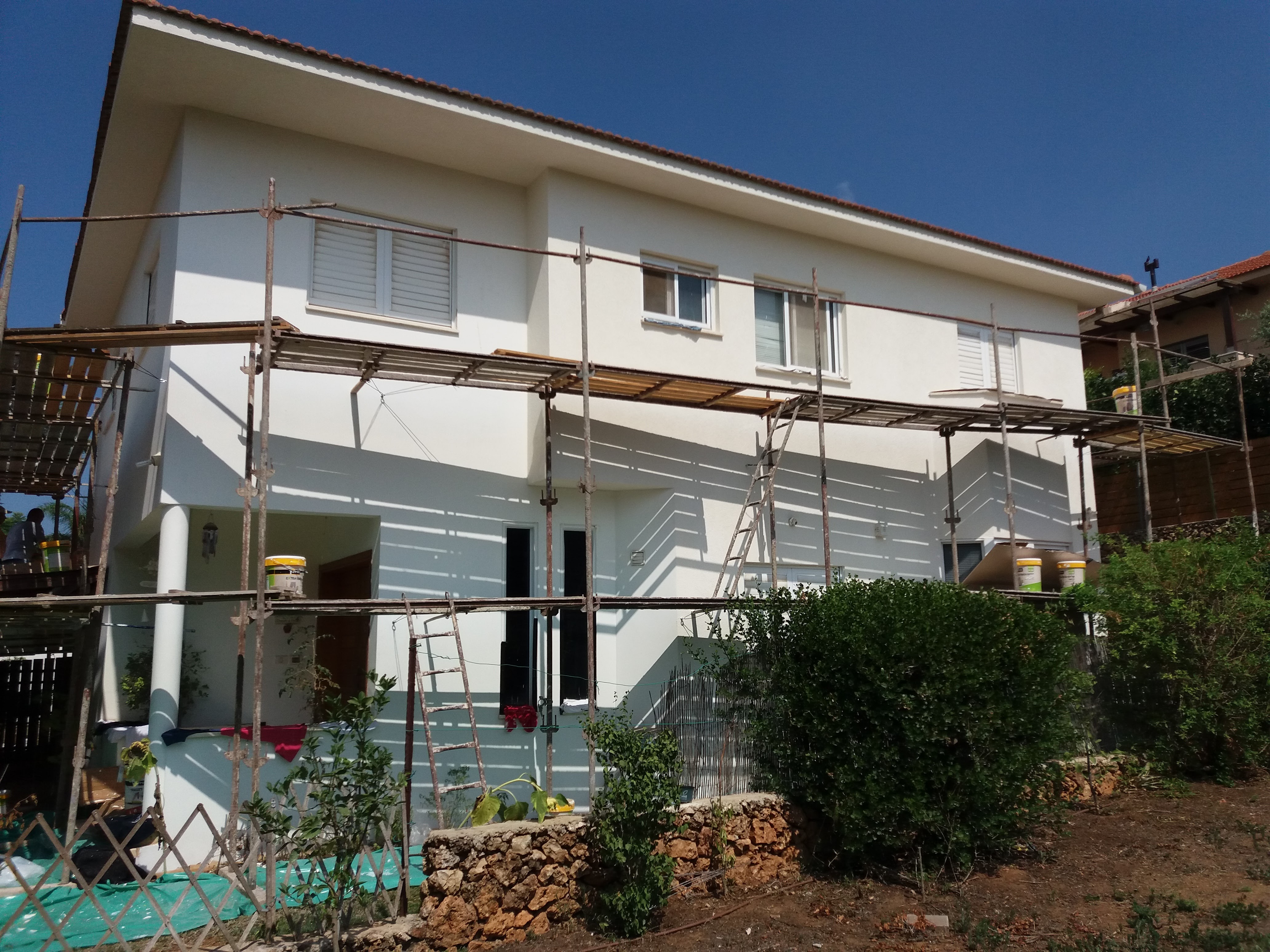 עבודות חוץ טייח צבעוני