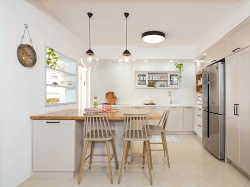 מקפה שחור לנס בהיר: חלל מרווח בדירה בהוד השרון