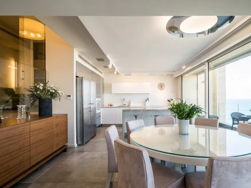 הדירה שחוברה לה יחדיו: שיפוץ דירה מפנקת על חופי הרצליה