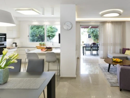 חשיפה לצפון: שיפוץ דירת גן צרה וארוכה בהוד השרון