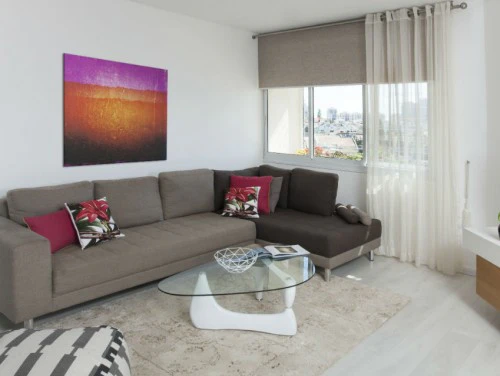 נגיעות חמות של צבע: מתיחת פנים לדירה ישנה בכפר סבא