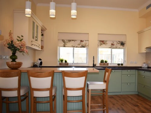 בחוץ קיבוץ דרומי; בפנים עיצוב מזרח אירופאי