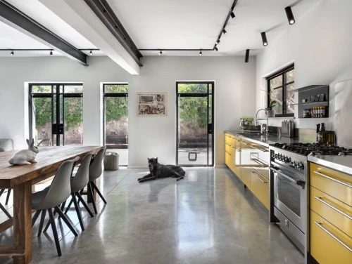 משאירים את העניבה בחוץ: בית תעשייתי וזורם ברמת השרון