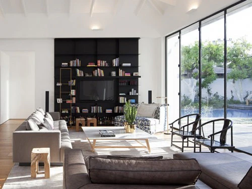 חלונות שהם דלתות - משחק בין חוץ ופנים בבית בסגנון מודרני