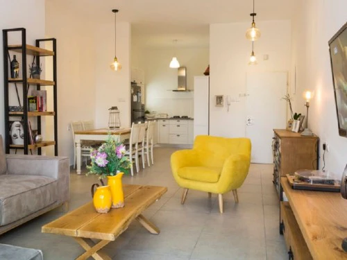 שיפוץ בשלט רחוק: עיצוב דירת גן בגדרה