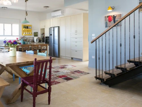 אצל הדודה והדוד: עיצוב בית משפחה צבעוני ושמח בגליל