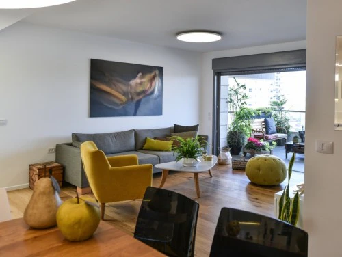 גבוה מעל כולן: עיצוב דירה חמימה במגדל בהוד השרון