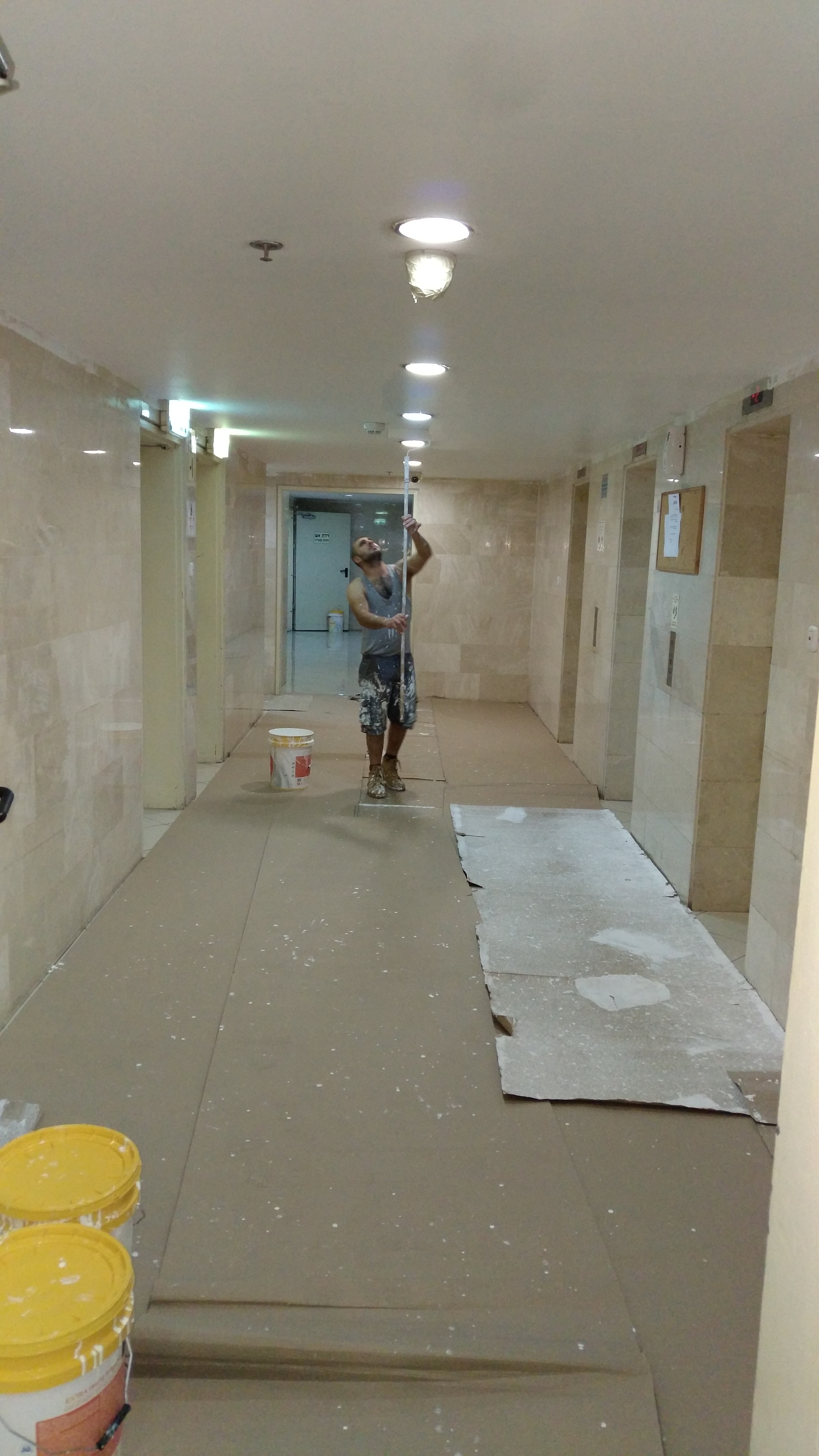 עבודת צבע בבניין