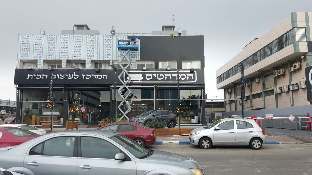 שיפוץ חיצוני בבניין משרדים