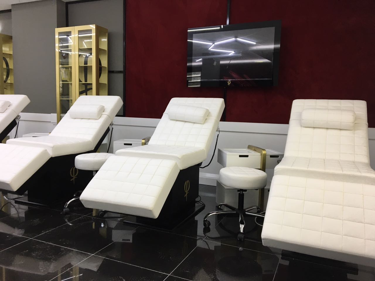 שיפוץ כללי לבית ספר לאיפור קבוע