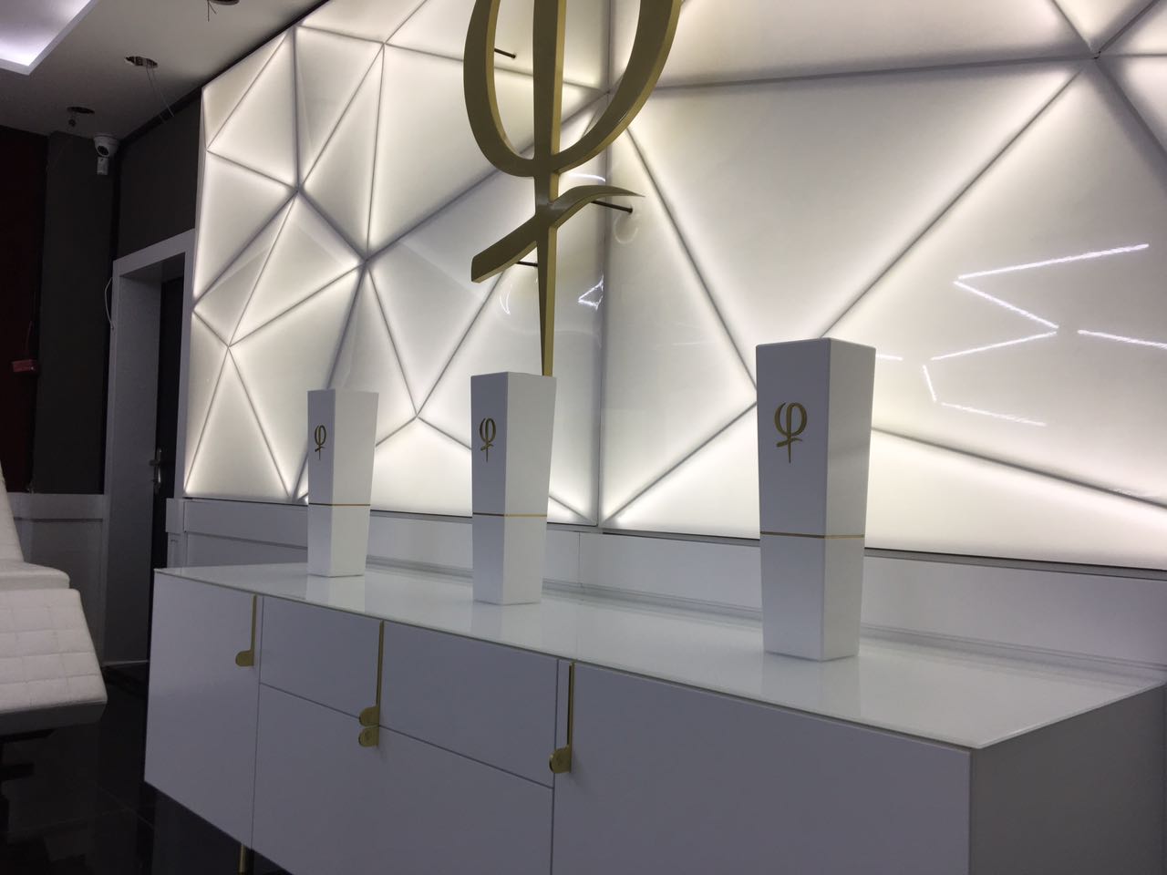 שיפוץ כללי לבית ספר לאיפור קבוע