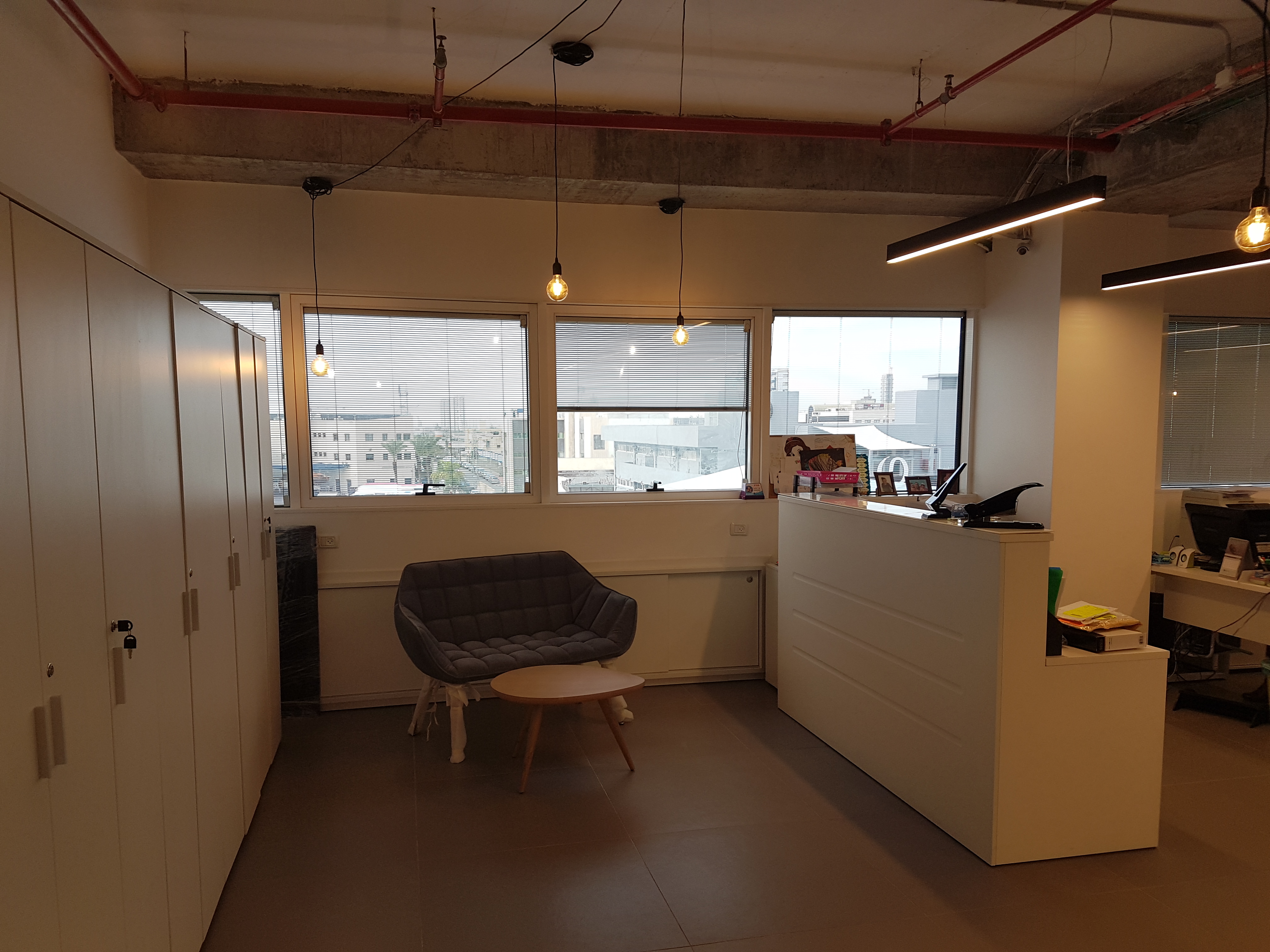 הקמת משרדים ואולם תצוגה