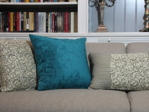 התאמת כריות נוי לסגנון העיצובי של הסלון שלכם