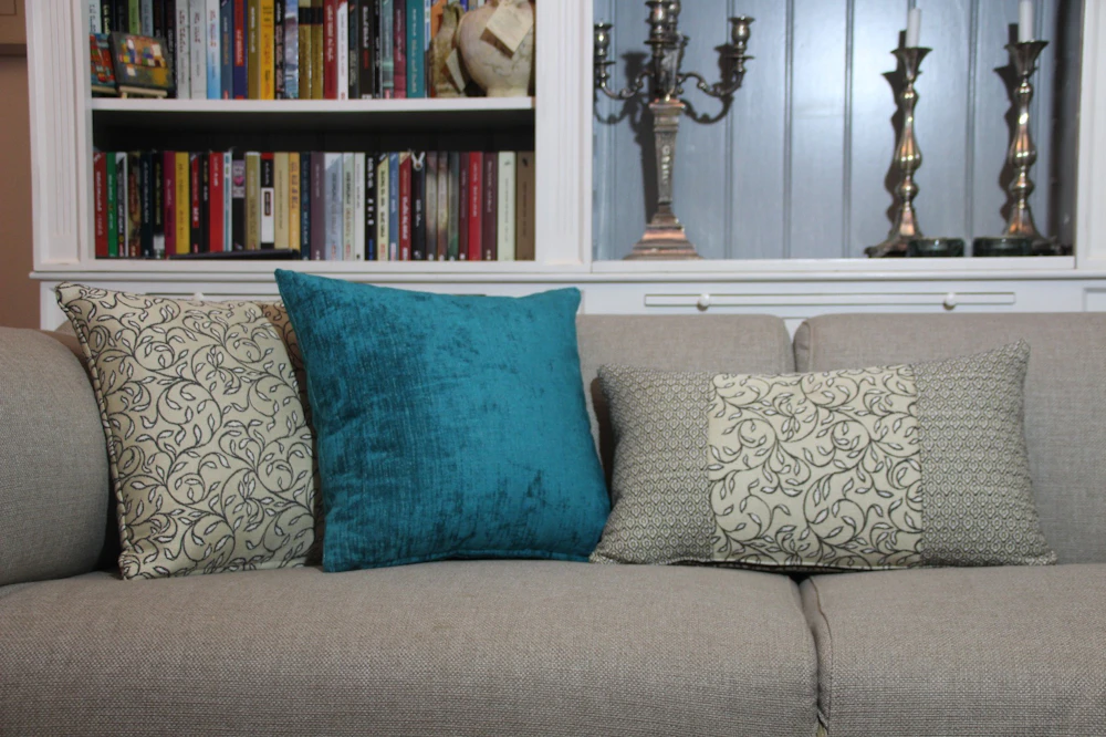 כריות בסלון בסגנון קלאסי