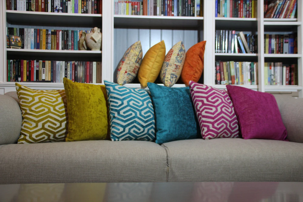 כריות בסלון מודרני