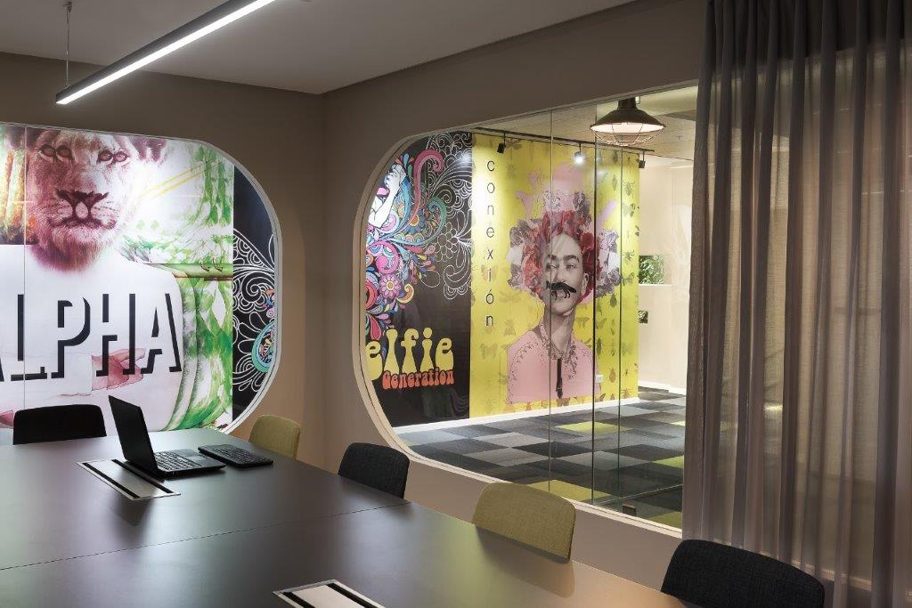 ××©×¨× ×¤×¨×¡×× ×¢× ×¦×××¨×× ×¢× ××§××¨××ª