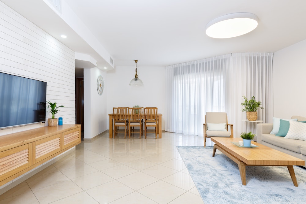 סלון עם קרניז גבס