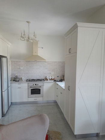 מטבח בגווני לבן בז'