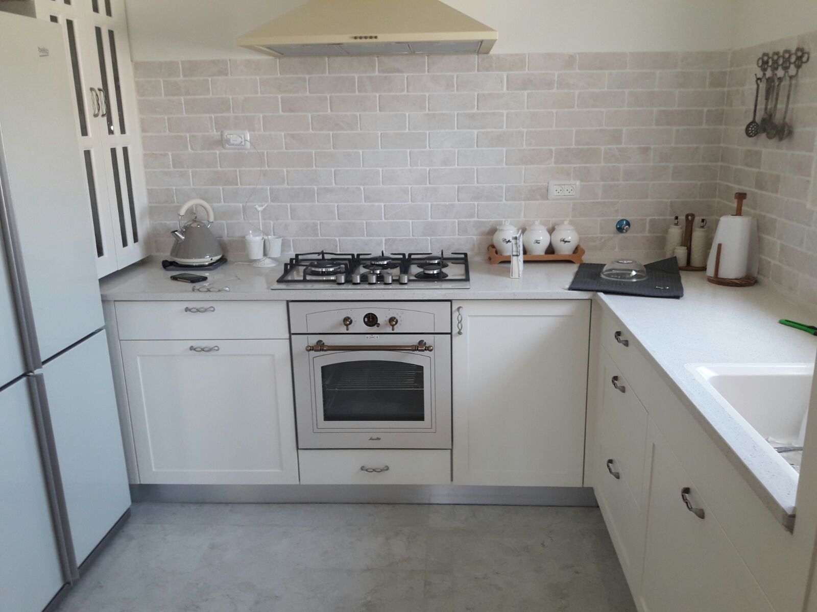 מטבח בגווני לבן בז'