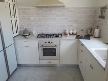 מטבח בגווני לבן בז'