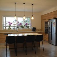 מטבחים בגווני חום אגוז