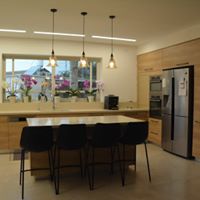 מטבחים בגווני חום אגוז