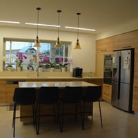 מטבחים בגווני חום אגוז