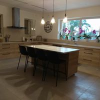 מטבחים בגווני חום אגוז