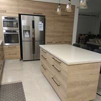 מטבחים בגווני חום אגוז
