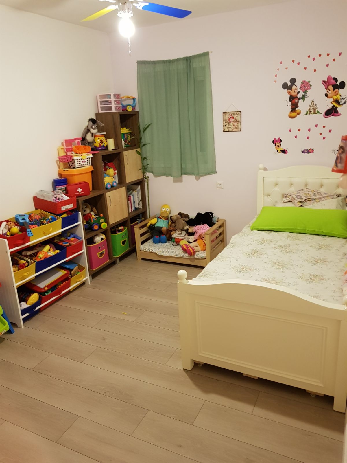 פרקטים, דקים, דשא סינטטי, דלתות, וילונות, טפטים