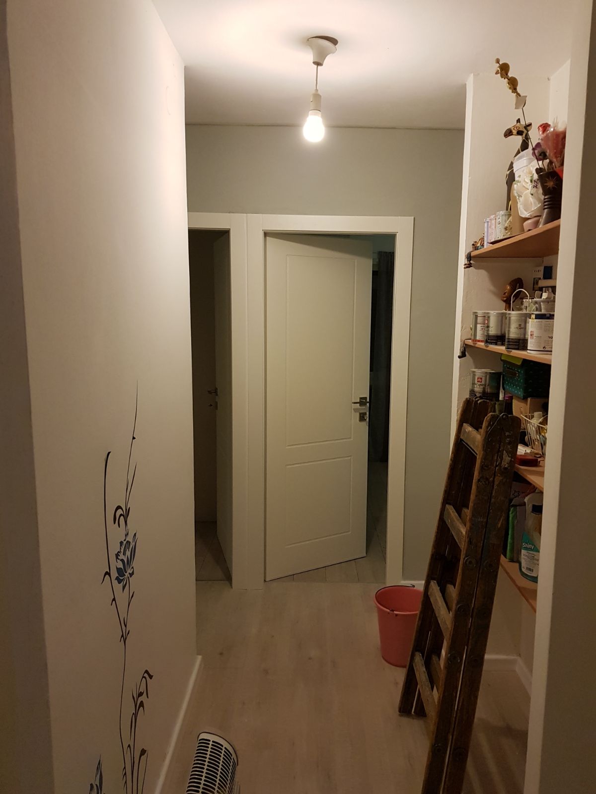 פרקטים, דקים, דשא סינטטי, דלתות, וילונות, טפטים